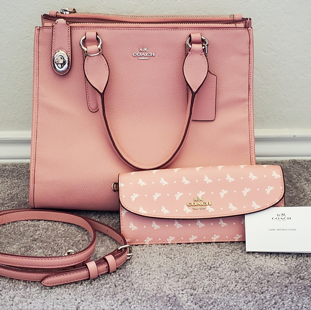 Coach Authentic bag in pink. No F33995